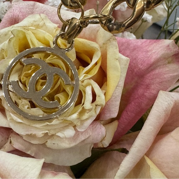 Authentic Chanel CC Logo Pendant w/ an unbranded Gold tone link chain bracelet - Picture 9 of 14